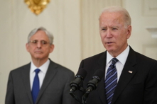 Tổng chưởng lý Merrick Garland dõi theo khi Tổng thống Joe Biden nói về phòng chống tội phạm tại Tòa Bạch Ốc ở Hoa Thịnh Đốn, vào ngày 23/06/2021. (Ảnh: Mandel Ngan/AFP qua Getty Images)