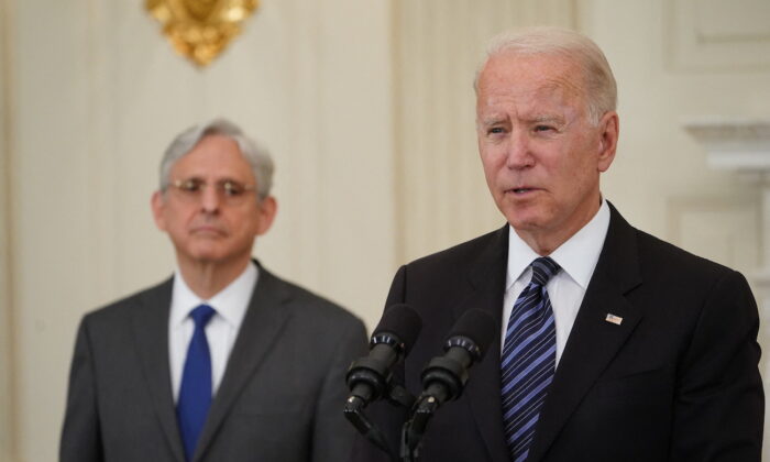 Tổng chưởng lý Merrick Garland dõi theo khi Tổng thống Joe Biden nói về phòng chống tội phạm tại Tòa Bạch Ốc ở Hoa Thịnh Đốn, vào ngày 23/06/2021. (Ảnh: Mandel Ngan/AFP qua Getty Images)