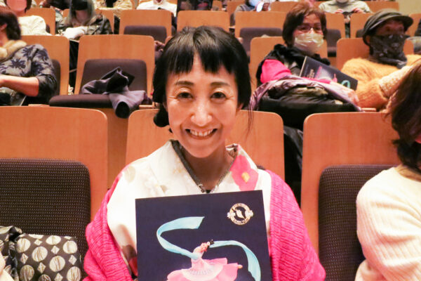 Bà Kawamoto Makiko, một vũ công người Nhật, thưởng thức Nghệ thuật Biểu diễn Shen Yun tại Nhà hát HBG Hiroshima Bunka Gakuen ở Hiroshima, Nhật Bản, vào chiều hôm 03 /01/2023. (Ảnh:Terada Ryohei/The Epoch Times)