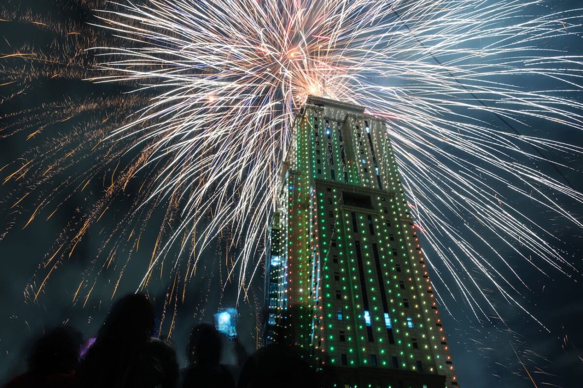 Pháo hoa đêm giao thừa thắp sáng tòa tháp Burj Khalifa nổi tiếng vào lúc nửa đêm ở tiểu vương quốc vùng Vịnh Dubai hôm 31/12/2022. (Ảnh: Ryan Lim/AFP qua Getty Images)