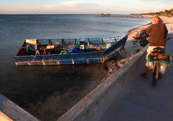 Một chiếc thuyền bị bỏ lại dọc bờ biển sau khi mới được sử dụng để chở những người di cư Cuba từ đảo quốc cộng sản này đến Mỹ ở đảo Key West, Florida, hôm 06/01/2023. (Ảnh: Joe Raedle/Getty Images)