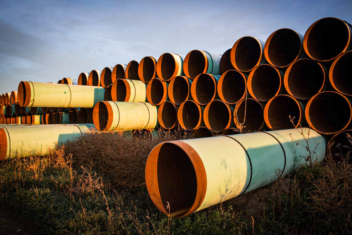 Hàng dặm đường ống không sử dụng, được chuẩn bị cho đường ống Keystone XL được đề nghị, nằm rất nhiều bên ngoài Gascoyne, North Dakota, hôm 14/10/2014. (Ảnh: Andrew Burton/Getty Images)
