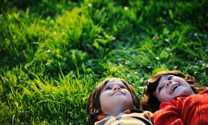 Khuyến khích tính tò mò tự nhiên của con trẻ bằng cách đưa các con ra ngoài tự nhiên để chúng có thể khám phá và tránh xa các thiết bị. (Ảnh: ESB Professional/Shutterstock)