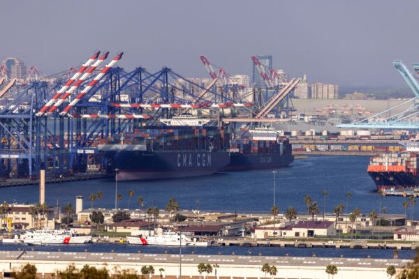 Cảng Los Angeles tắc nghẽn ở San Pedro, California, hôm 29/09/2021. (Ảnh: Mike Blake/Reuters)