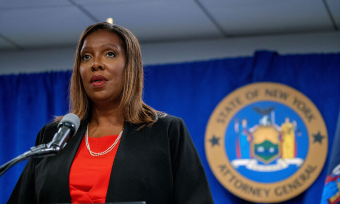 Tổng Chưởng lý New York Letitia James trình bày kết quả điều tra hôm 03/08/2021 tại thành phố New York. (Ảnh: David Dee Delgado/Getty Images)