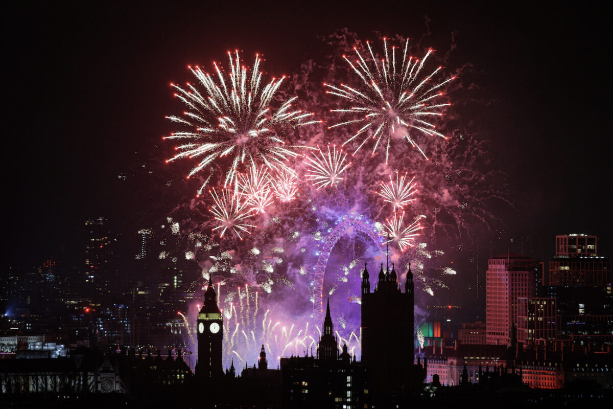 Màn trình diễn pháo hoa và phi cơ không người lái để tưởng nhớ cố Nữ hoàng Elizabeth Đệ nhị thắp sáng đường chân trời London trong lễ mừng Năm Mới ở London, Anh, hôm 01/01/2023. (Ảnh: Carl Court/Getty Images)