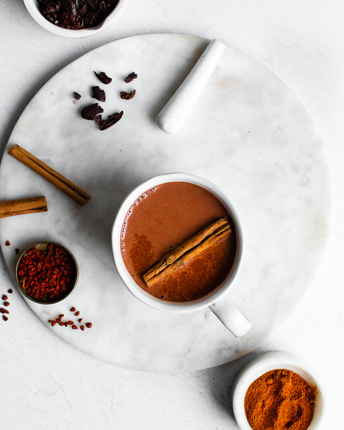 Quế, hạt tiêu allspice, bột ớt chile, và annatto ngọt tự nhiên tạo hương vị cho món chocolate nóng lấy cảm hứng từ người Maya này. (Ảnh: Jennifer McGruther)