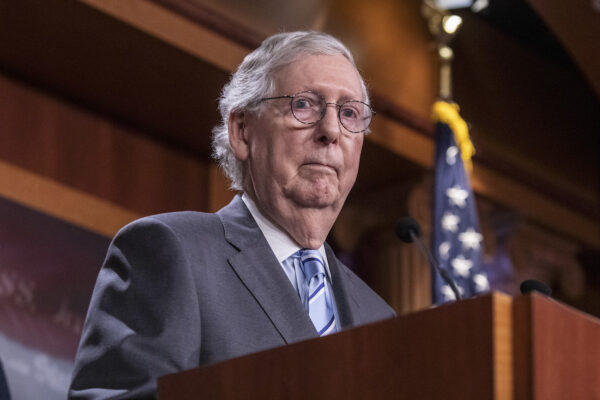 Lãnh đạo Thiểu số Thượng viện Mitch McConnell (Cộng Hòa-Kentucky) trong một cuộc họp báo tại Điện Capitol Hoa Kỳ ở Hoa Thịnh Đốn, hôm 26/07/2022. (Ảnh: Anna Rose Layden/Getty Images)