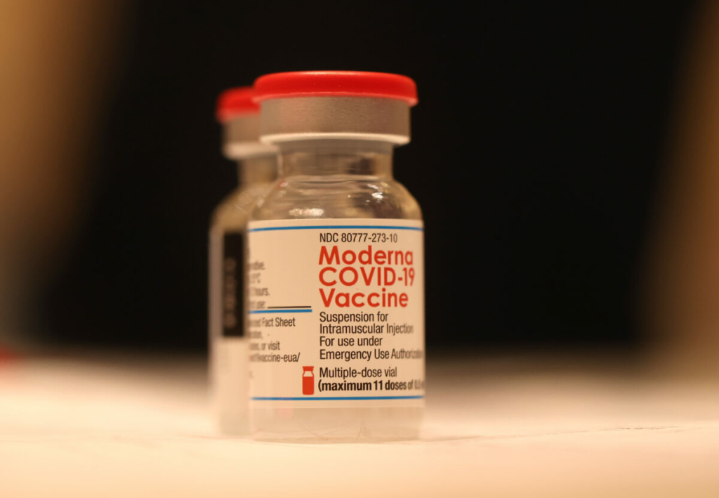 Các lọ vaccine COVID-19 của Moderna ở trên bàn của một phòng khám chích ngừa ở San Rafael, California, vào ngày 06/04/2022. (Ảnh: Justin Sullivan/Getty Images)
