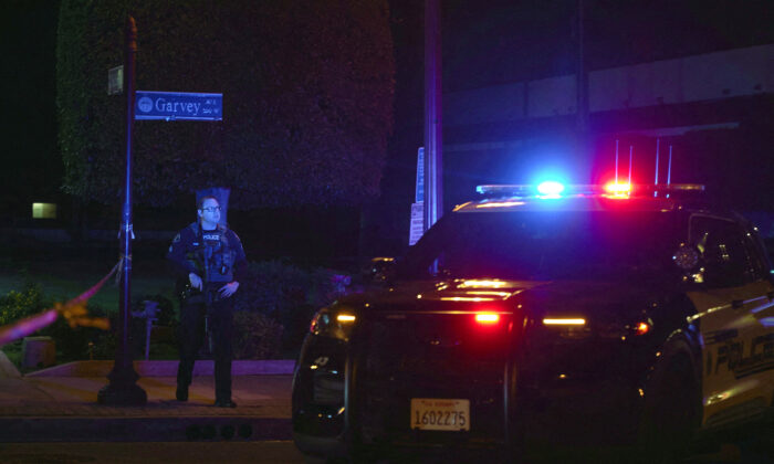 Cảnh sát ứng phó một vụ nổ súng với nhiều người thương vong ở khu vực Công viên Monterey của Los Angeles, California, hôm 21/01/2023. (Ảnh: Allison Dinner/Reuters)