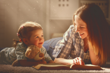 Những câu chuyện và truyện ngắn cổ điển có thể giúp dìu dắt trẻ em. (Ảnh: mother_and_child_reading/Shutterstock)