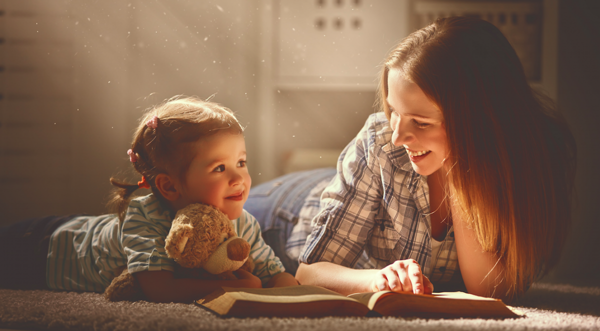 Những câu chuyện và truyện ngắn cổ điển có thể giúp dìu dắt trẻ em. (Ảnh: mother_and_child_reading/Shutterstock)