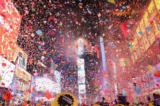 Khán giả ngắm nhìn khi hoa giấy bay đầy trời đánh dấu sự khởi đầu của năm mới, tại Quảng trường Thời đại, thành phố New York, hôm 01/01/2023. (Ảnh: Yuki Iwamura/AFP qua Getty Images)