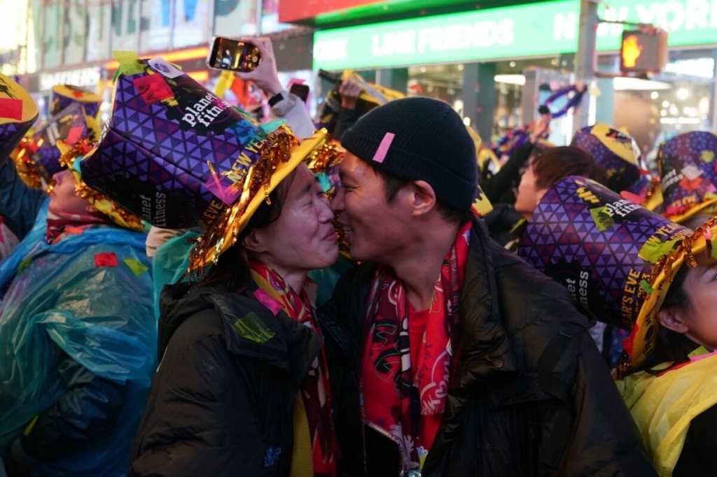 Một cặp đôi hôn nhau tại Quảng trường Thời Đại trong lễ đón Năm Mới ở thành phố New York, hôm 01/01/2023. 