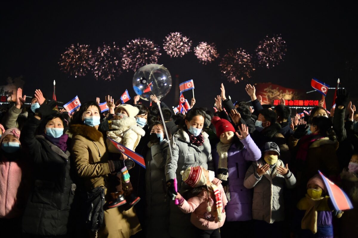 Mọi người tham dự một buổi trình diễn bắn pháo hoa trong lễ đón mừng Năm Mới trên Quảng trường Kim Nhật Thành ở Bình Nhưỡng vào sáng sớm hôm 01/01/2023. (Ảnh: Kim Won Jin/AFP qua Getty Images)
