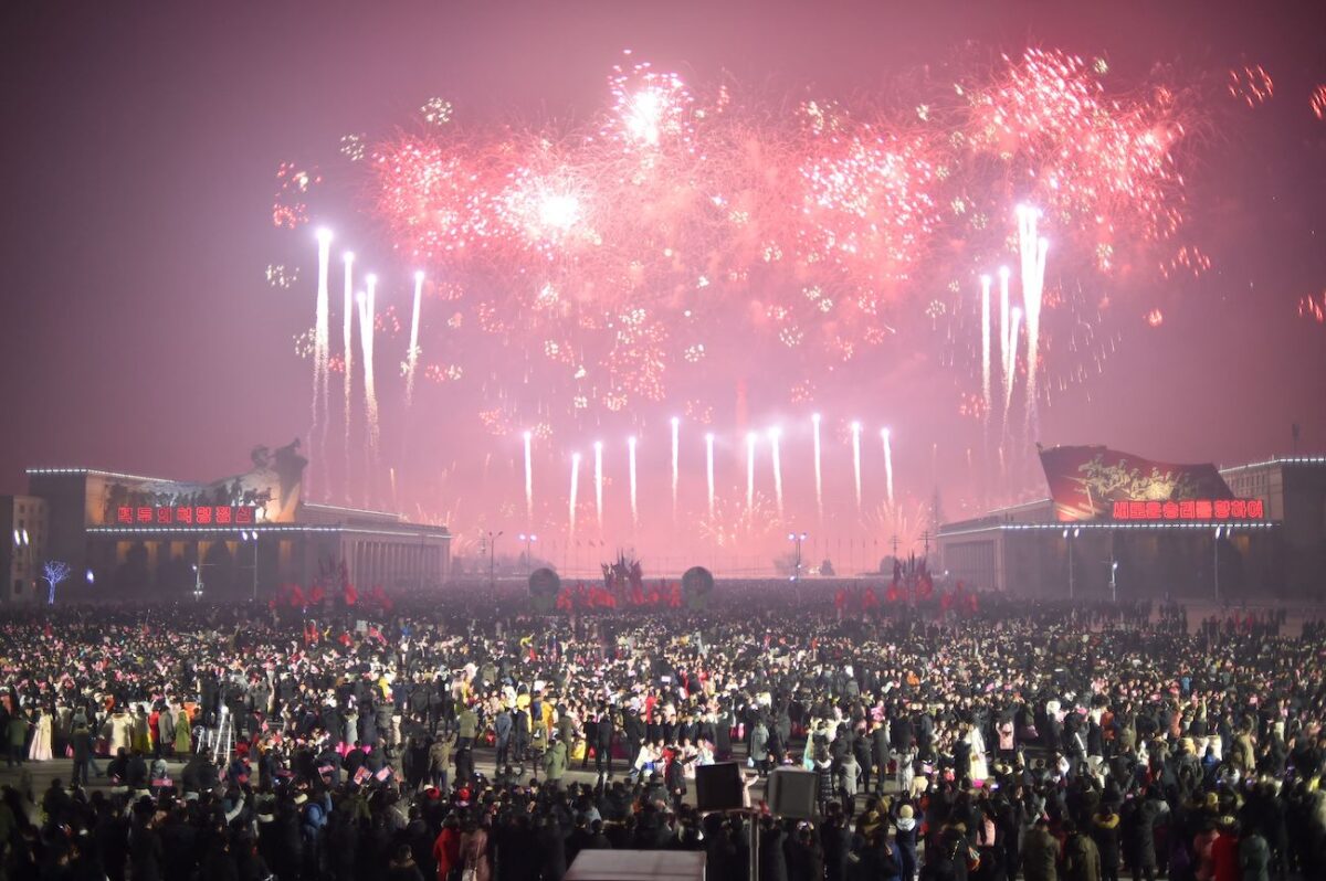 Mọi người tham dự lễ bắn pháo hoa trong lễ kỷ niệm Năm Mới trên Quảng trường Kim Nhật Thành ở Bình Nhưỡng vào sáng sớm hôm 01/01/2023. (Ảnh: Kim Won Jin/AFP qua Getty Images)