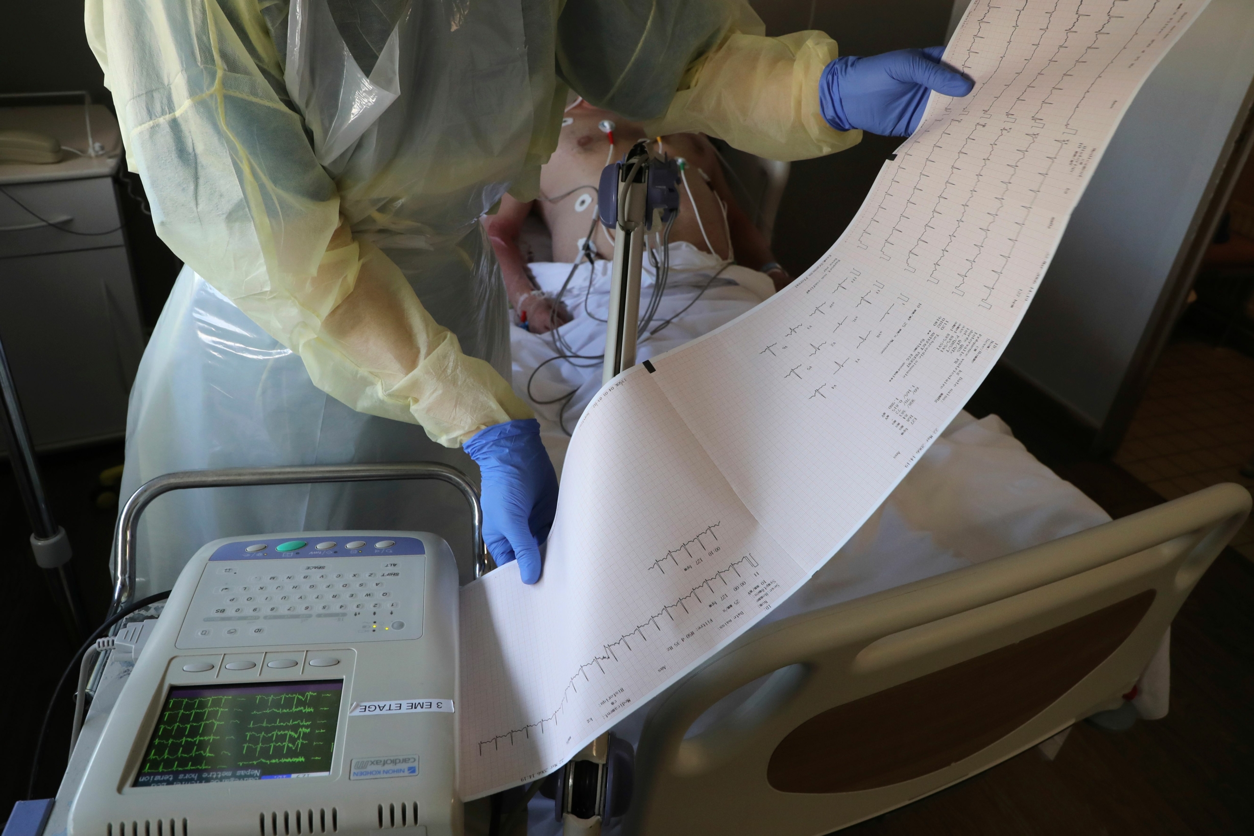 Một y tá kiểm tra điện tâm đồ ở Bagnolet, gần Paris, Pháp, vào ngày 08/04/2020. (Ảnh: Ludovic Marin/AFP qua Getty Images)