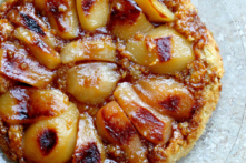 Dù bánh tart Tatin thường được chế biến với táo, nhưng cũng rất tuyệt vời khi được biến tấu với các loại trái cây theo mùa khác, ví dụ như lê. (Ảnh: Linda Balslev dành cho Tastefood)