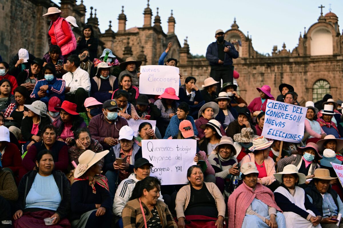Những người ủng hộ Tổng thống bị lật đổ Pedro Castillo của Peru tham gia một cuộc biểu tình tại Plaza de Armas ở Cusco, Peru, hôm 20/12/2022. (Ảnh: Martin Bernetti/AFP qua Getty Images)