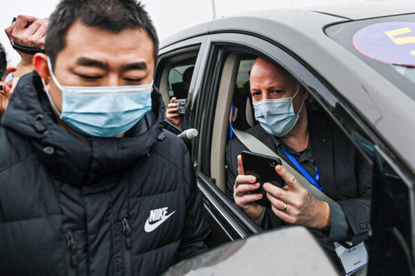 Ông Peter Daszak, bên phải, chủ tịch của EcoHealth Alliance, xuất hiện ở Vũ Hán, Trung Quốc, ngày 03/02/2021. (Ảnh: Hector Retamal/AFP qua Getty Images)