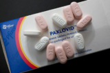 Thuốc trị COVID-19 Paxlovid của Pfizer được trưng bày ở Pembroke Pines, Florida, hôm 07/07/2022. (Ảnh: Joe Raedle/Getty Images)