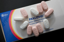 Thuốc trị COVID-19 Paxlovid của Pfizer được trưng bày ở Pembroke Pines, Florida, hôm 07/07/2022. (Ảnh: Joe Raedle/Getty Images)
