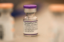 Một lọ vaccine Pfizer-BioNTech COVID-19 trong một bức ảnh tư liệu. (Ảnh: Justin Sullivan/Getty Images)