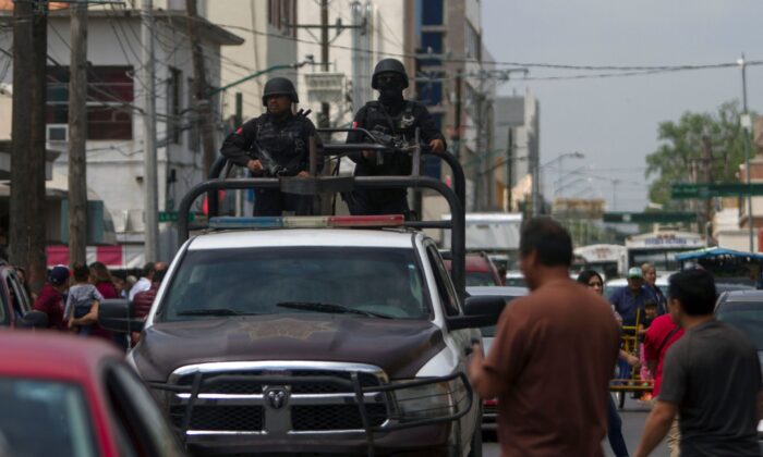 Các sĩ quan cảnh sát tuần tra ở Nuevo Laredo, Tamaulipas, Mexico, vào ngày 05/04/2018. (Ảnh: Julio Cesar Aguilar/AFP qua Getty Images)