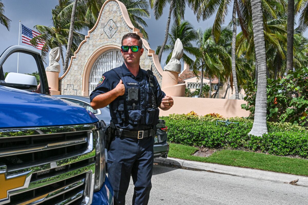 Một nhân viên chấp pháp đứng bên ngoài Mar-a-Lago ở Palm Beach, Florida, hôm 08/08/2022. (Ảnh: Giorgio Viera/AFP/Getty Images)