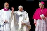 Đức Giáo hoàng Danh dự Benedict XVI vẫy tay chào khi ông đến tham dự thánh lễ phong chân phước cho cựu giáo hoàng Paul VI tại quảng trường Thánh Peter ở Vatican, vào ngày 19/10/2014. (Ảnh: Tony Gentile/Reuters)