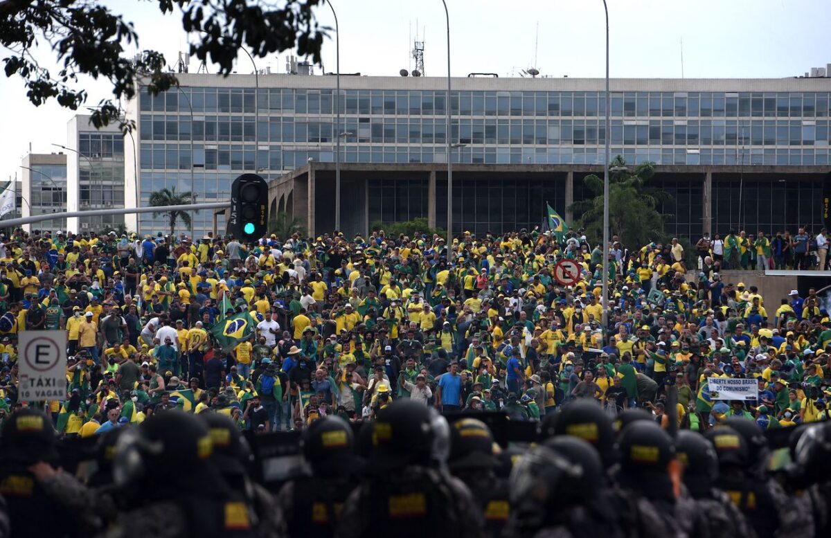Người biểu tình, nhiều người ủng hộ cựu Tổng thống Brazil Jair Bolsonaro, bao vây một số tòa nhà chính phủ khi họ đối đầu với lực lượng an ninh ở Brasilia hôm 08/01/2023. (Ảnh: Ton Molina/AFP qua Getty Images)