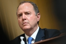 Dân biểu Adam Schiff (Dân Chủ-California) theo dõi trong một phiên điều trần của Ủy ban Đặc biệt Hạ viện Hoa Kỳ về vụ xâm nhập Điện Capitol ngày 06/01/2021 trên Capitol Hill ở Hoa Thịnh Đốn hôm 16/06/2022. (Ảnh: Mandel Ngan/AFP qua Getty Images)