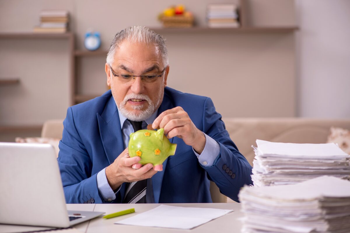 Bốn cách để người về hưu có thể bảo vệ tiền tiết kiệm của mình