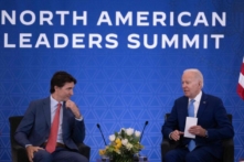 Tổng thống Hoa Kỳ Joe Biden gặp Thủ tướng Canada Justin Trudeau tại Mexico City hôm 10/01/2023. (Ảnh: Jim Watson/AFP qua Getty Images)