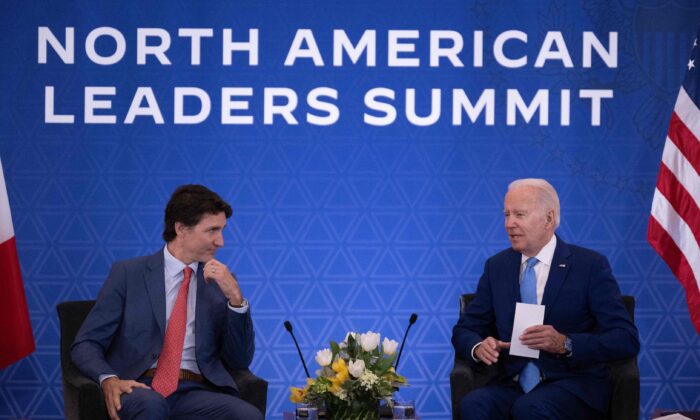 Tổng thống Hoa Kỳ Joe Biden gặp Thủ tướng Canada Justin Trudeau tại Mexico City hôm 10/01/2023. (Ảnh: Jim Watson/AFP qua Getty Images)