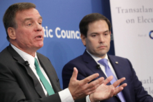 TNS Mark Warner (Dân Chủ-Virginia) (trái) và TNS Marco Rubio (Cộng Hòa-Florida), cả hai đều là thành viên của Ủy ban Tình báo Thượng viện, tham gia một cuộc thảo luận tại Hội đồng Đại Tây Dương ở Hoa Thịnh Đốn vào ngày 16/07/2018. (Ảnh: Chip Somodevilla /Getty Images)