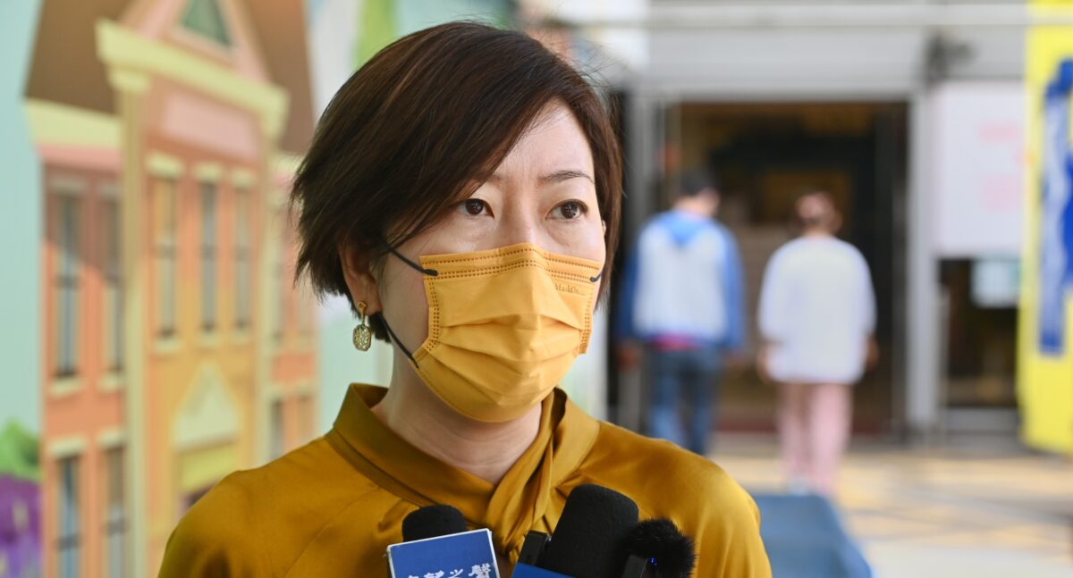 Cô Sarah Liang, một phóng viên của ấn bản The Epoch Times tại Hồng Kông, nói chuyện với giới truyền thông địa phương bên ngoài Bệnh viện Queen Elizabeth ở Hồng Kông vào ngày 11/05/2021. (Ảnh: Song Pi-lung/The Epoch Times)