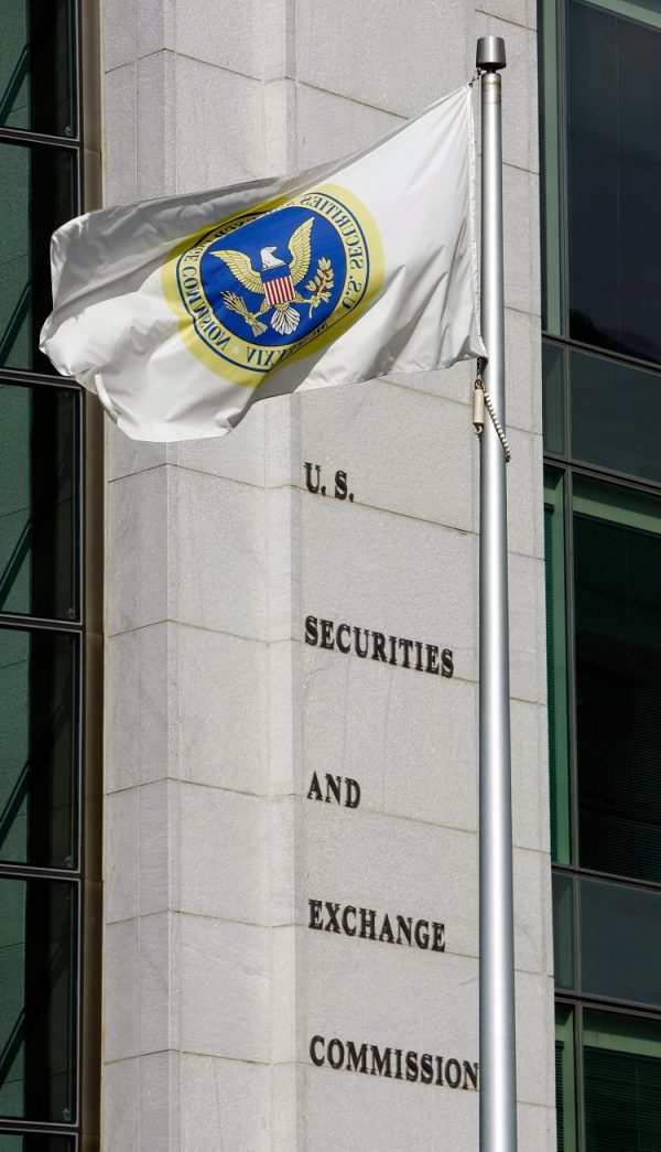 Trong bức ảnh tư liệu này, một lá cờ tung bay trước tòa nhà Ủy ban Chứng khoán và Giao dịch Hoa Kỳ ở Hoa Thịnh Đốn. (Ảnh: Chip Somodevilla/Getty Images)
