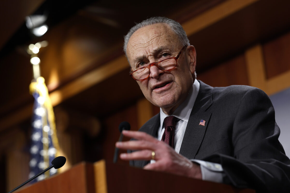 Lãnh đạo Đa số Thượng viện Chuck Schumer (Dân Chủ-New York) tại Hoa Thịnh Đốn hôm 22/12/2022. (Ảnh: Anna Moneymaker/Getty Images)