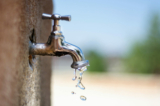 Một chuyên gia cho biết có tới 63 triệu người Mỹ có khả năng đang tiếp cận nguồn nước uống không an toàn. Chỉ riêng việc nâng cấp các đường ống dẫn nước bằng chì gần 50 năm tuổi của Hoa Kỳ sẽ tiêu tốn khoảng 60 tỷ USD. (Ảnh: Emmily/Shutterstock)