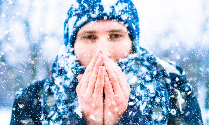 Tập thể dục trong thời tiết lạnh có thể giữ cho chúng ta khỏe mạnh, nhưng cũng có những rủi ro. (Ảnh: Mike_shots/Shutterstock)