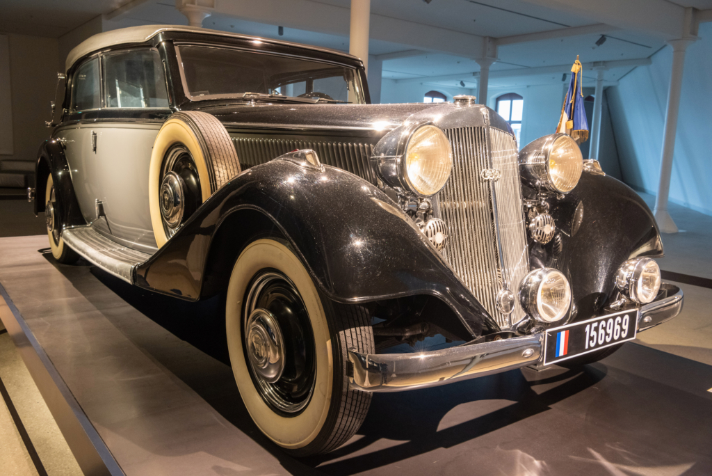 Một chiếc xe mui trần Horch 830 BL đời 1936 được trưng bày tại Bảo tàng lịch sử quân đội Bundeswehr, Dresden. (Ảnh: Alizada Studios/Shutterstock)
