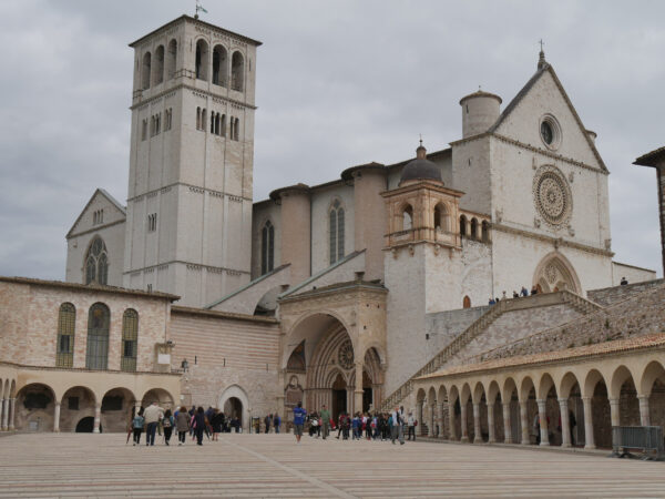 Nhà thờ tầng trên và nhà thờ tầng dưới của thánh đường được nhìn từ Lower Plaza của Vương cung thánh đường Thánh Francis. Mặt tiền của thánh đường này được thiết kế theo phong cách kiến trúc Gothic của Pháp với gạch quét vôi trắng, một ô cửa đôi, và một tháp chuông đồ sộ. Lối vào nằm chính giữa tòa kiến trúc ở bên dưới một vòm cung lớn và có một trụ đỡ ngăn cách. Ở phía bên phải, khu nhà dòng của Vương cung thánh đường Thánh Francis được kết hợp từ 53 vòm cung theo phong cách kiến trúc Romanesque, có các trụ ốp tường nâng đỡ. Ngày nay, khu nhà dòng ở phía sau dãy cột trụ hình vòm cung này bao gồm một thư viện và một bảo tàng lưu giữ đồ quyên tặng của những người hành hương. (Ảnh: FilippoPH/Shutterstock)