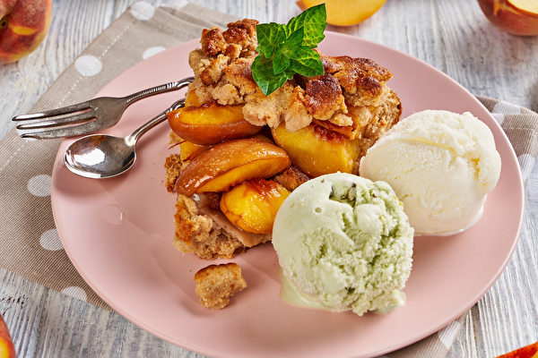 Bánh Cobbler đào vỏ dày, hương vị ngọt ngào thơm ngon, thường được ăn kèm với kem. (Ảnh: Shutterstock)