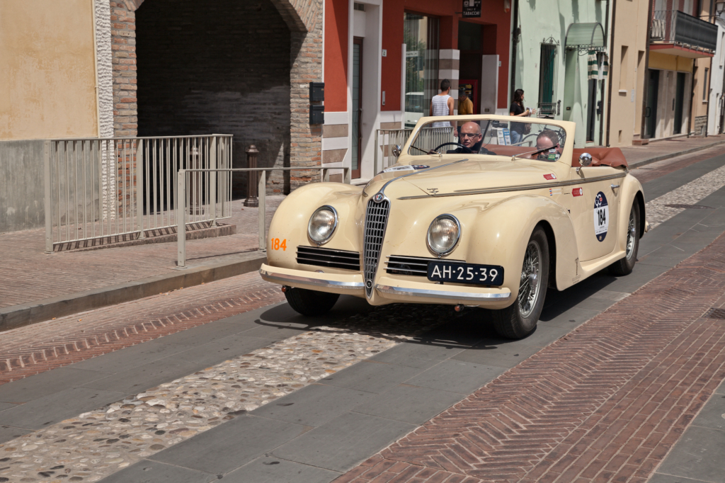 Một chiếc du lịch mui trần Alfa Romeo 6C 2500 S đời 1942 ở Mile Miglia, nước Ý. (Ảnh: ermess/Shutterstock)