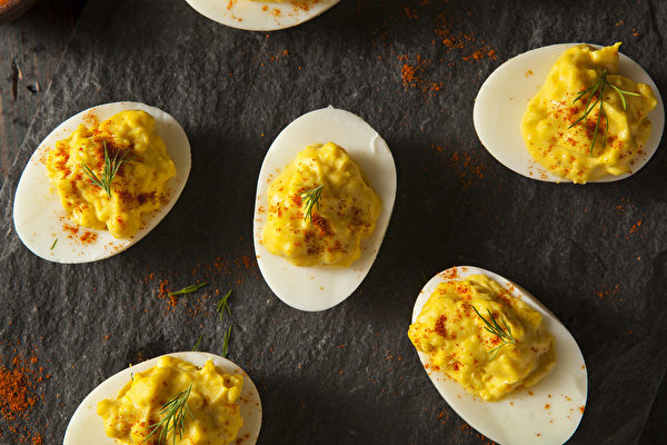 Trứng ác quỷ thường được phục vụ nguội, là một món ăn nhẹ hoàn hảo trong bữa tiệc. (Ảnh: Shutterstock)