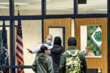 Hiệu trưởng William Shipp mở cửa để hướng dẫn các học sinh không đeo khẩu trang đến văn phòng chính của Trường Trung học Woodgrove ở Purcellville, Virginia, hôm 02/02/2022. (Ảnh: Đăng dưới sự cho phép của Erin Thomas)