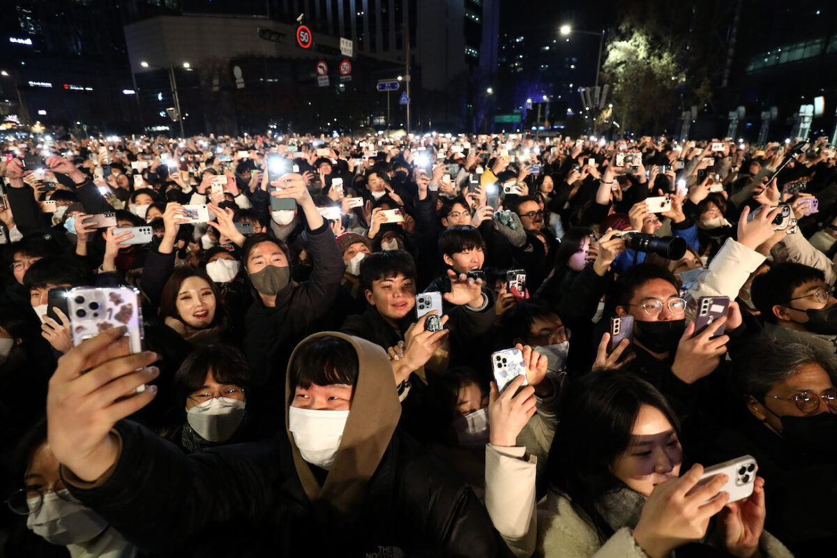 Mọi người tụ tập để đón mừng Năm Mới trong buổi lễ rung chuông hàng năm tại Bosingak Pavilion ở Seoul, Nam Hàn, hôm 01/01/2023. (Ảnh: Chung Sung-Jun/Getty Images)