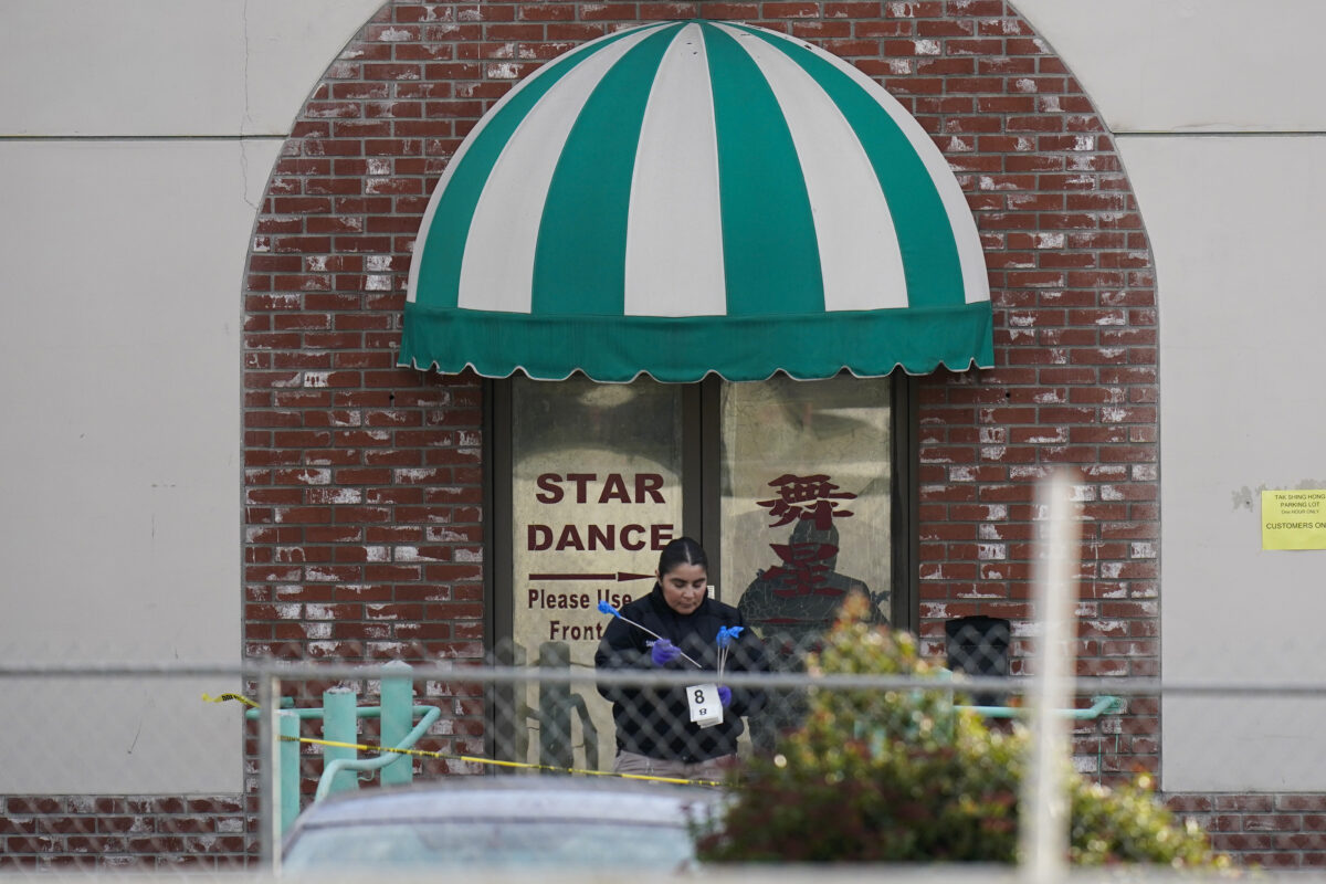Một điều tra viên dùng bút đánh dấu bên ngoài Star Dance Studio ở Monterey Park, California, hôm 22/01/2023. (Ảnh: Jae C. Hong/AP Photo)