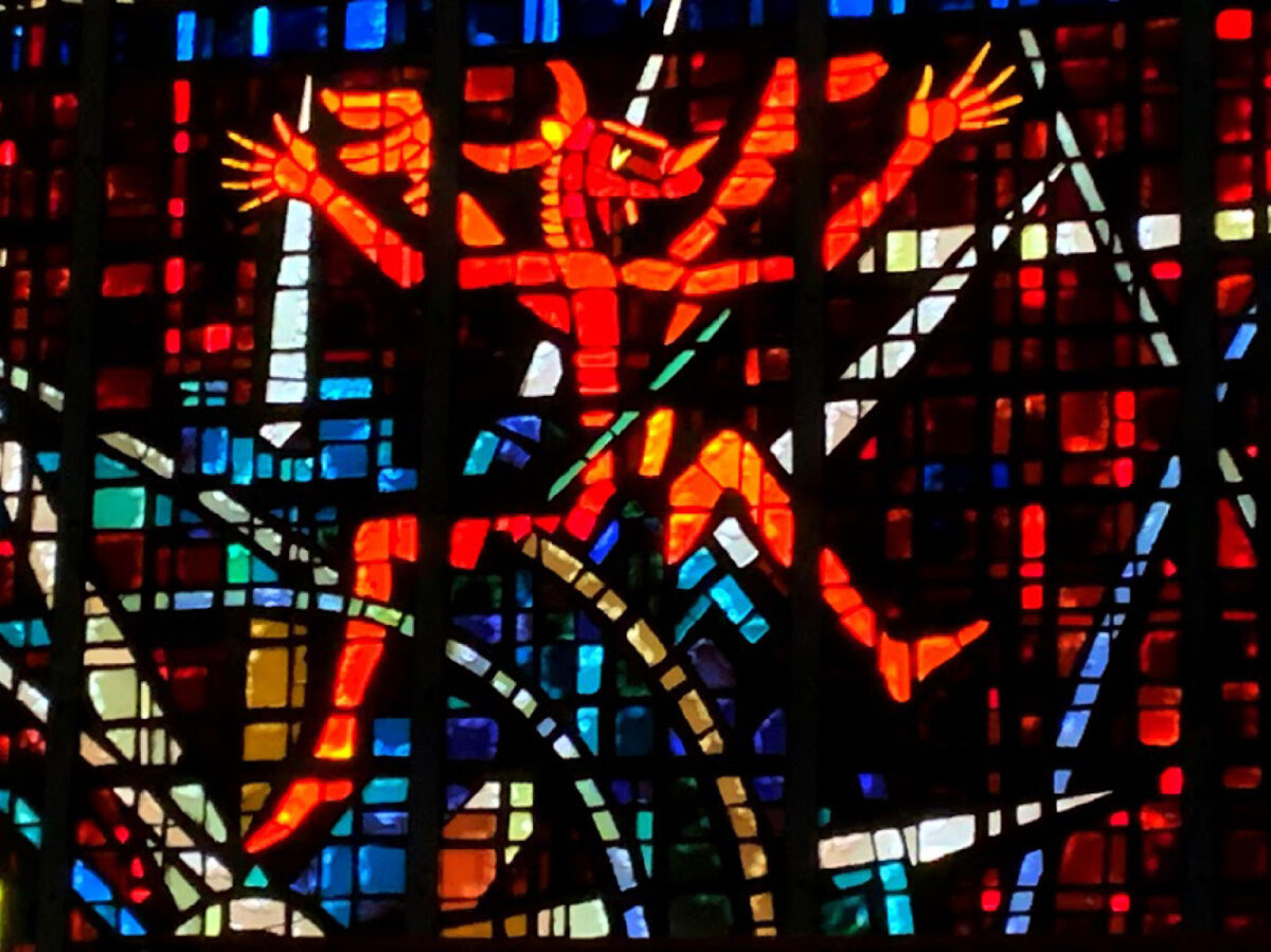 Cửa sổ kính màu ghép do nghệ nhân Gabriel Loire thiết kế để kể lại những câu chuyện trong Kinh Thánh tại Nhà thờ Công giáo Notre Dame de Lourdes ở Casablanca, Maroc. (Ảnh: Đăng dưới sự cho phép của anh Phil Allen)